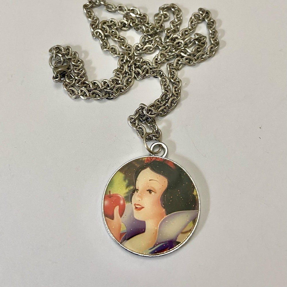 Vintage, Disney Princesses Necklace- Snow White - Picture 2 of 6